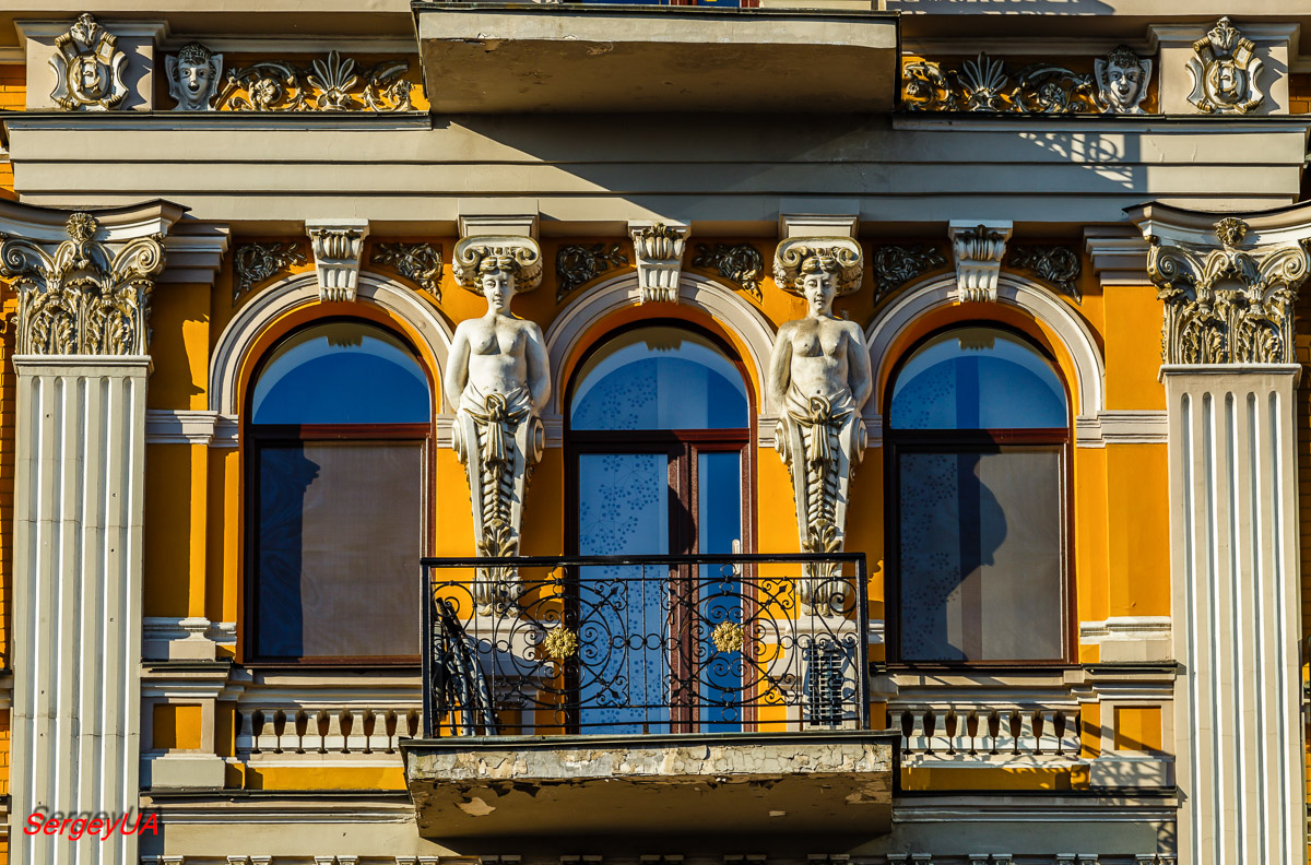 Киев, Улица Богдана Хмельницкого, 30 / Улица Лысенко, 10