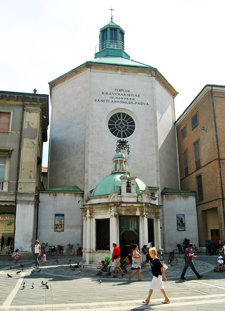Римини, Piazza Tre Martiri