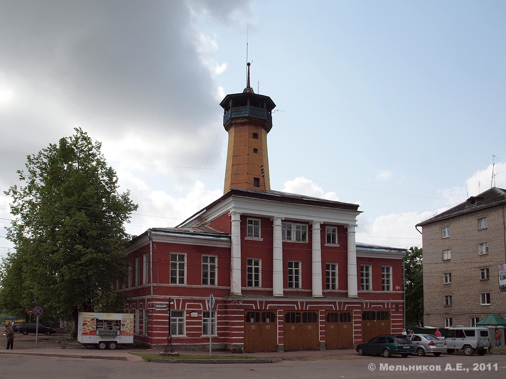 Uglich, Ярославская улица, 10 / Улица Ольги Берггольц, 12