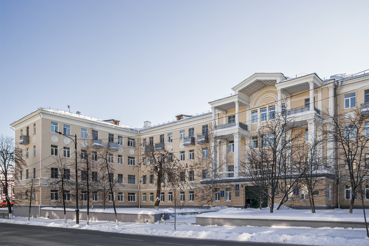 Казань, Большая Красная улица, 18 / Улица Япеева, 7