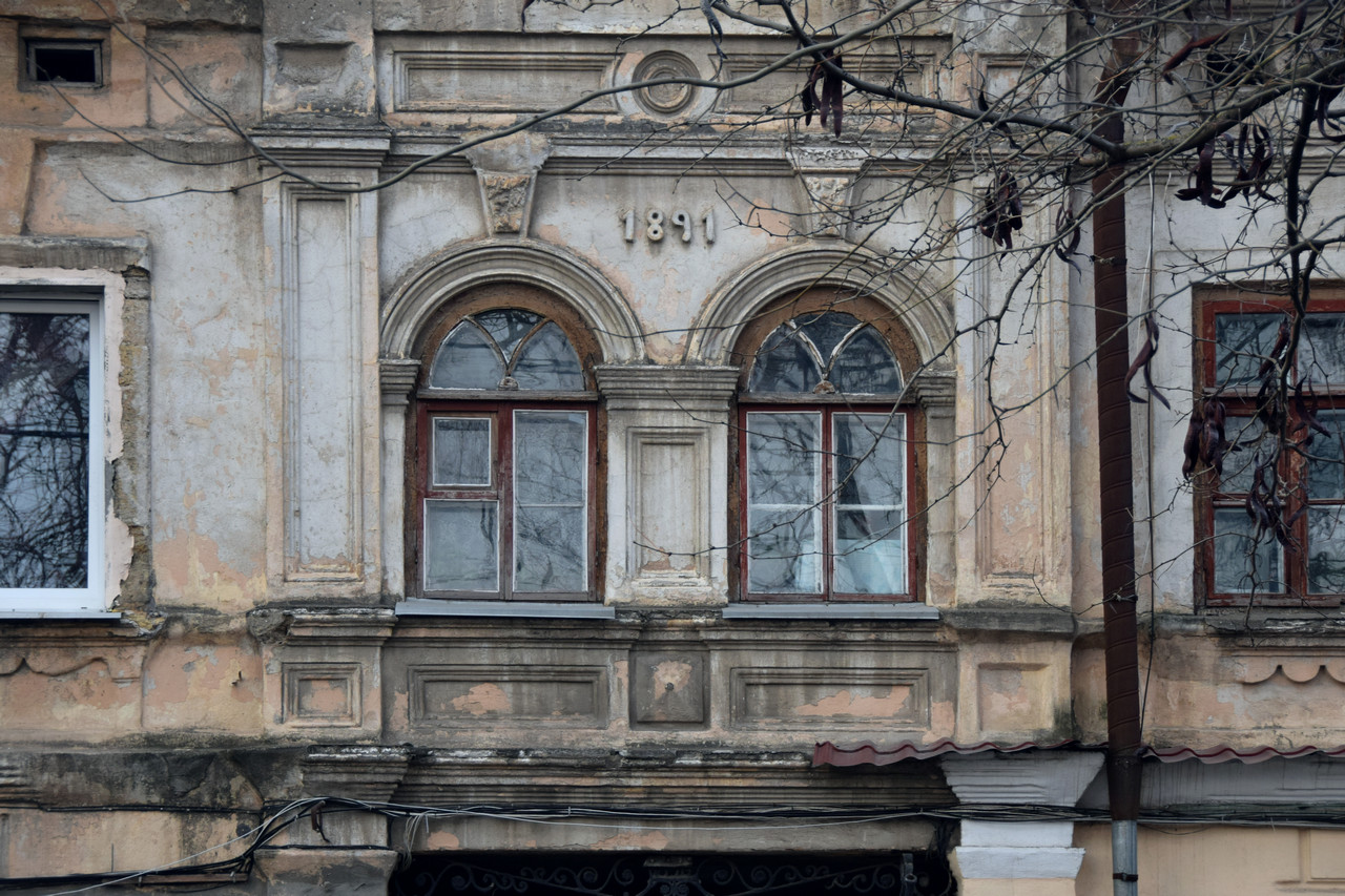 Одесса, Вулиця Адмірала Лазарева, 84. Одесса — Надписи в оформлении фасадов