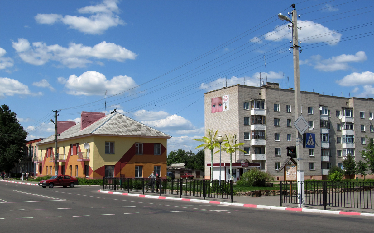 Любань, Первомайская улица, 32; Улица Калинина, 1