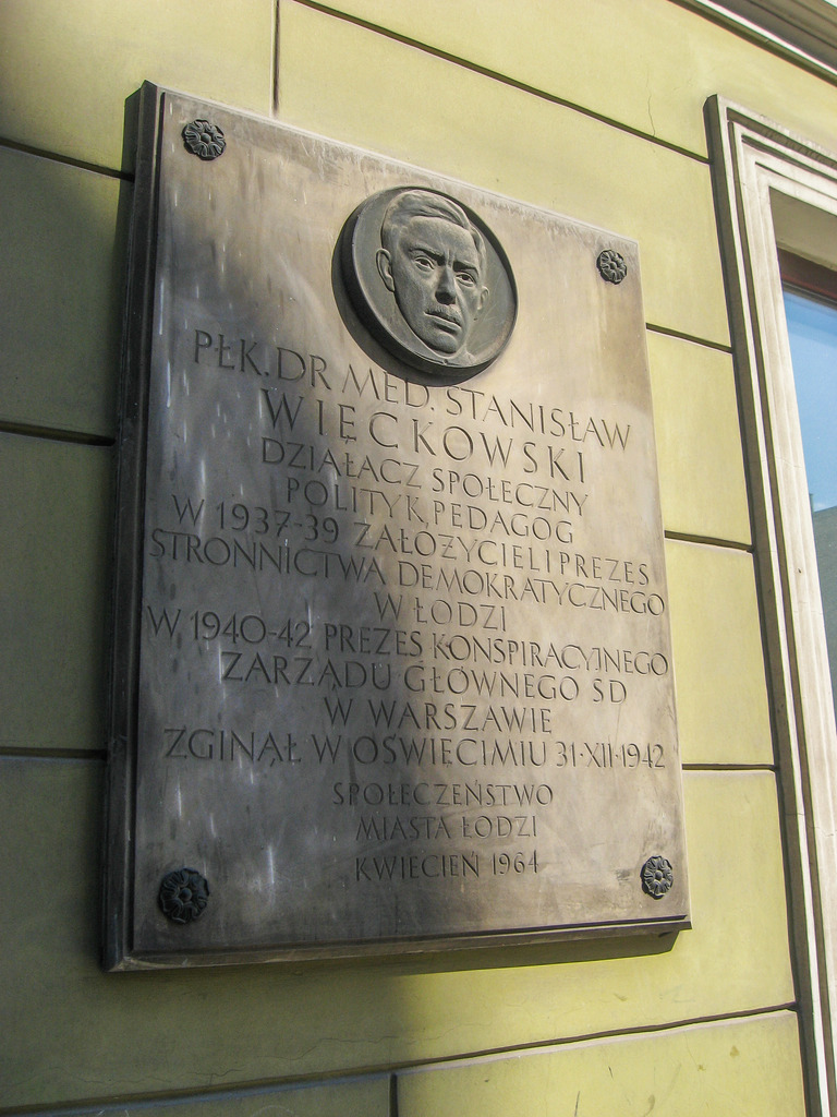 Лодзь, Ulica Piotrkowska, 27 / Ulica Stanisława Więckowskiego, 1. Лодзь — Мемориальные доски