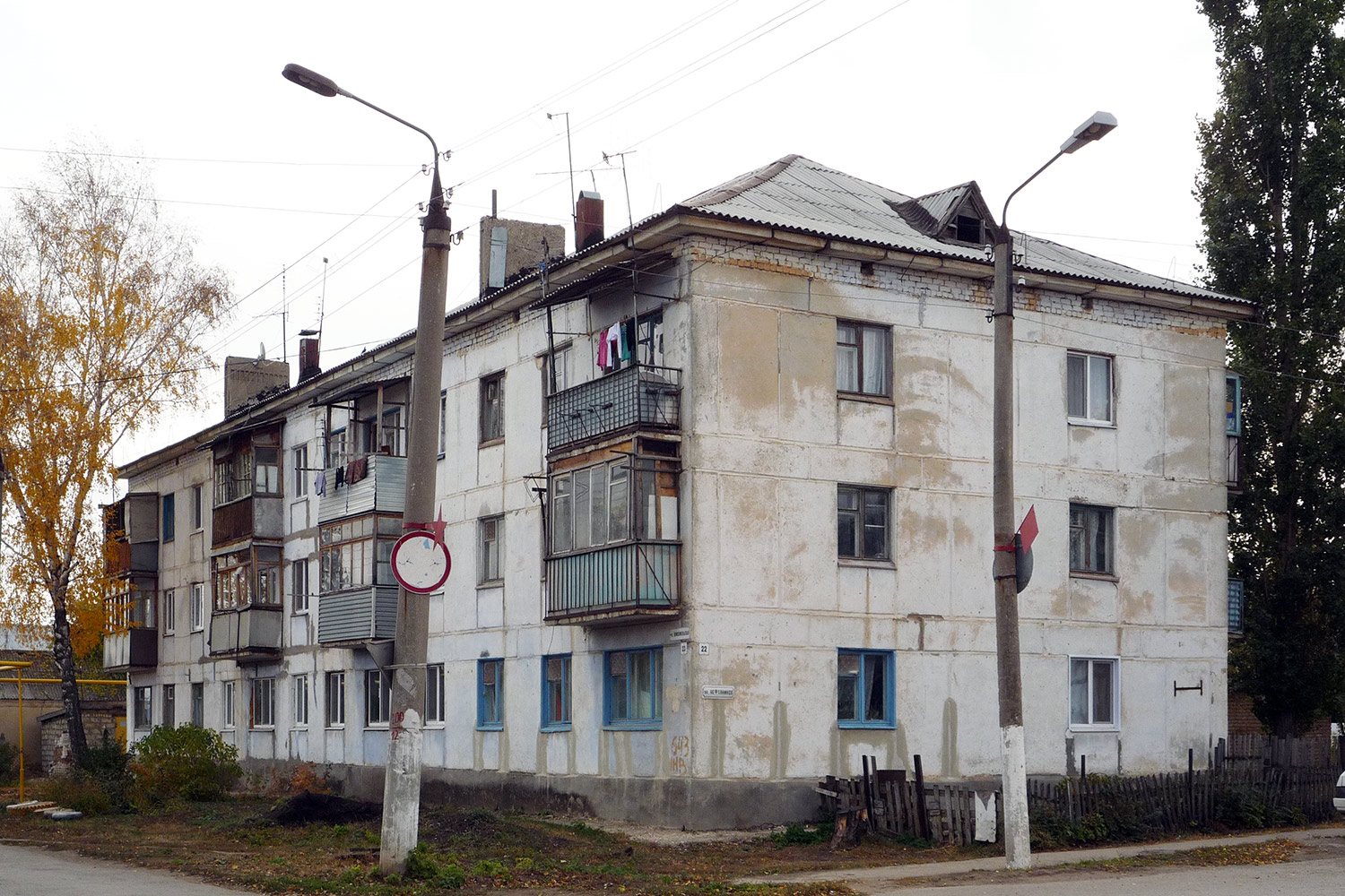 Безенчук, Комсомольская улица, 23 / Улица Нефтяников, 22