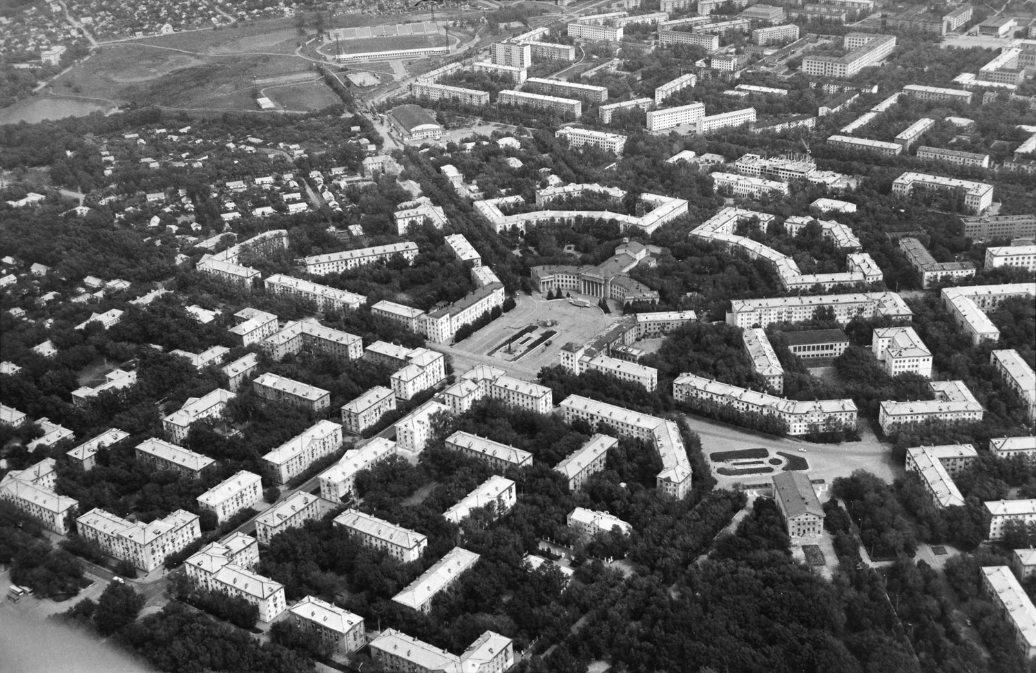 Новокуйбышевск, Улица 50-летия НПЗ, 5; Советская улица, 10 / Коммунистическая улица, 32; Улица Белинского, 22 / Коммунистическая улица, 35; Улица Горького, 41; Улица Кутузова, 20/24; Площадь Ленина, 1; Улица Миронова, 2; Коммунистическая улица, 37; Коммунистическая улица, 38; Коммунистическая улица, 43 / Улица Фрунзе, 24. Новокуйбышевск — Панорамы