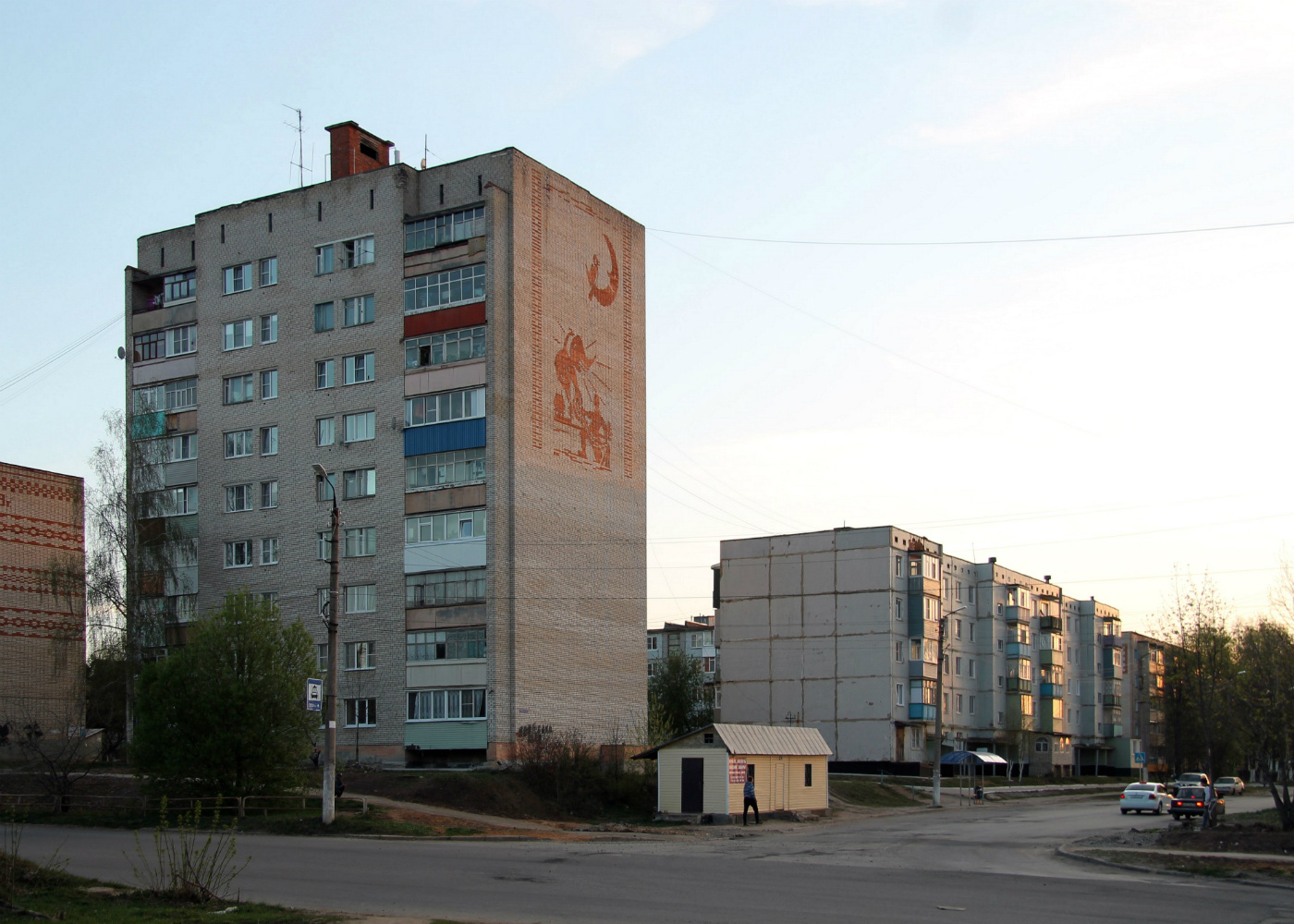 Ефремов, Интернациональная улица, 2; Улица Менделеева, 1. Монументальное искусство (мозаики, росписи, барельефы, сграфито)