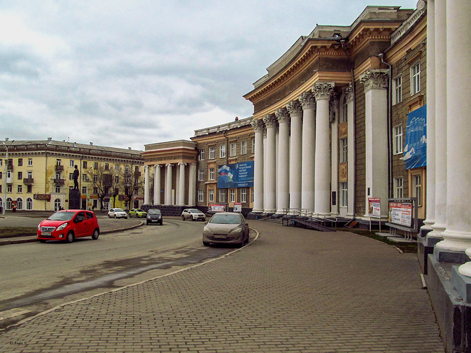Уфа, Первомайская улица, 14; Улица Космонавтов, 22 / Улица Мира, 25