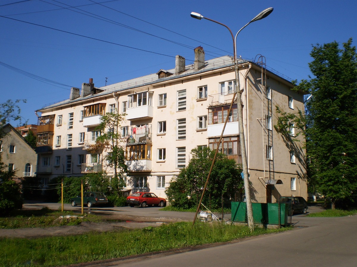 Великий Новгород, Великолукская улица, 14 / Локомотивная улица, 9
