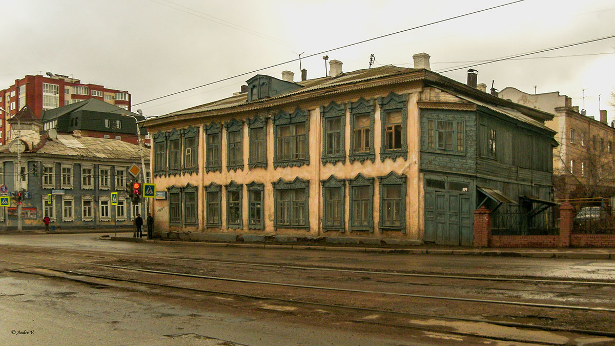 Уфа, Коммунистическая улица, 38 / Улица Аксакова, 46