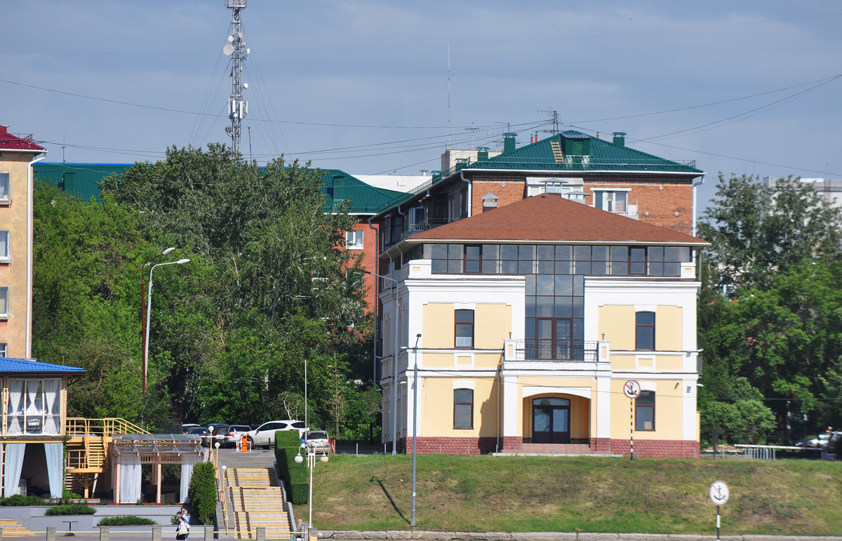 Omsk, Съездовская улица, 2 / Улица 8 Марта, 6; Съездовская улица, 4