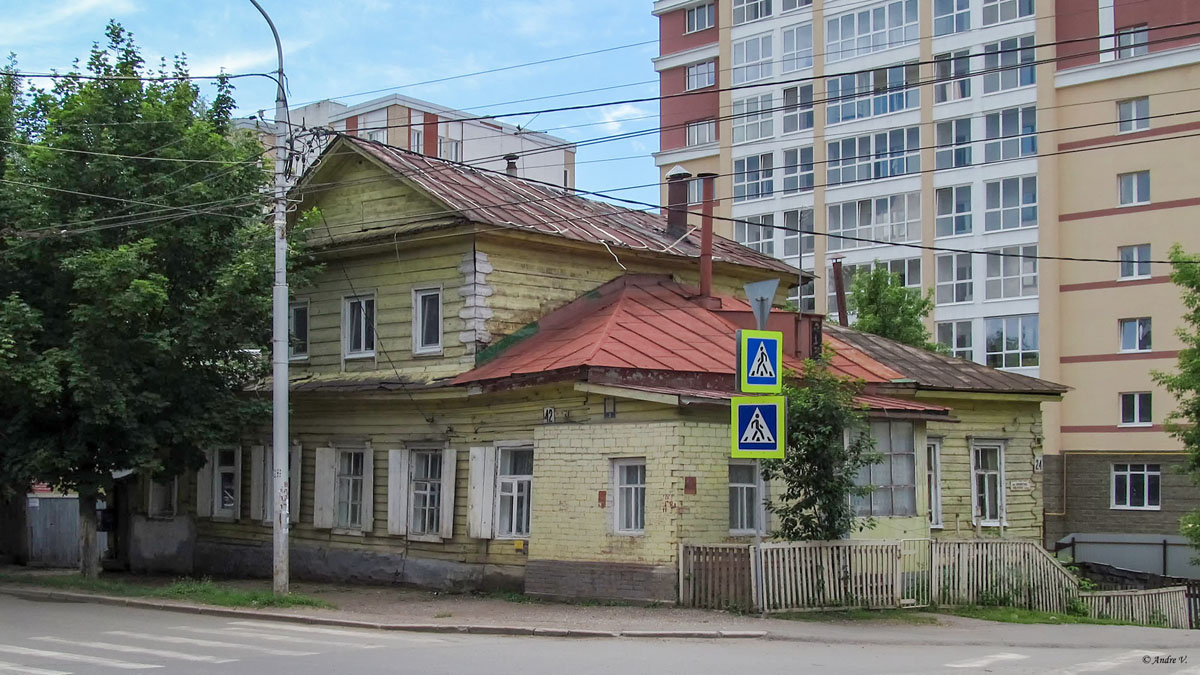 Уфа, Улица Октябрьской Революции, 42 / Новомостовая улица, 24