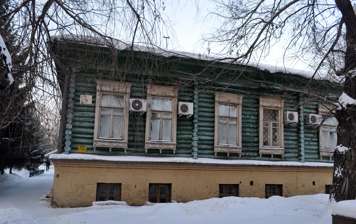 Omsk, Комиссаровская улица, 19 / Улица Чокана Валиханова, 5