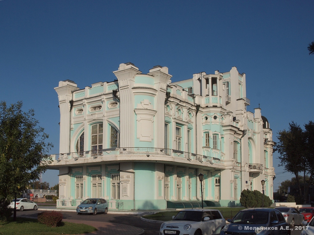 Astrakhan, Улица Урицкого, 1 / Красная набережная, 1
