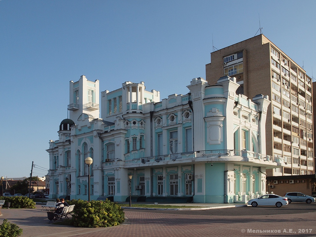 Астрахань, Улица Урицкого, 1 / Красная набережная, 1