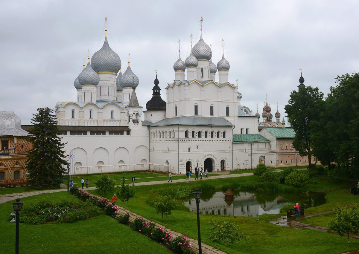 Ростов, Соборная площадь, Успенский собор; Кремль, Воскресенская церковь