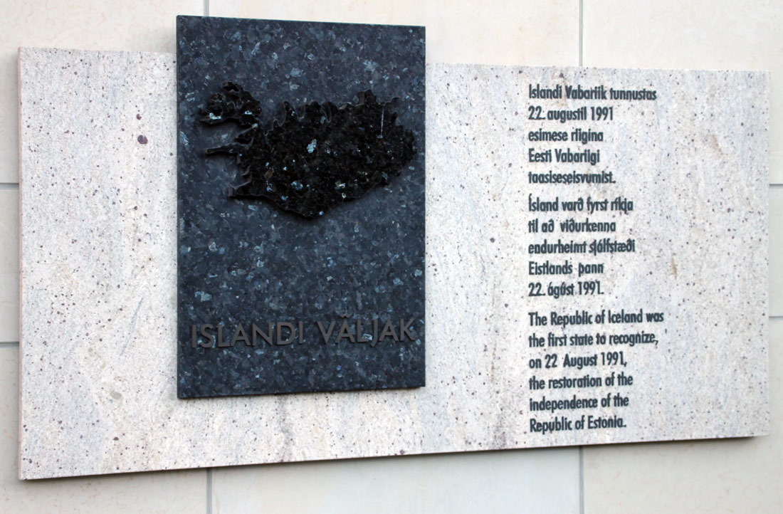 Таллин, Islandi väljak, 1. Таллин — Охранные таблички