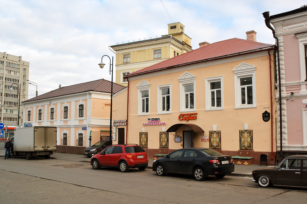 Казань, Улица Каюма Насыри, 1 / Улица Татарстан, 5Б