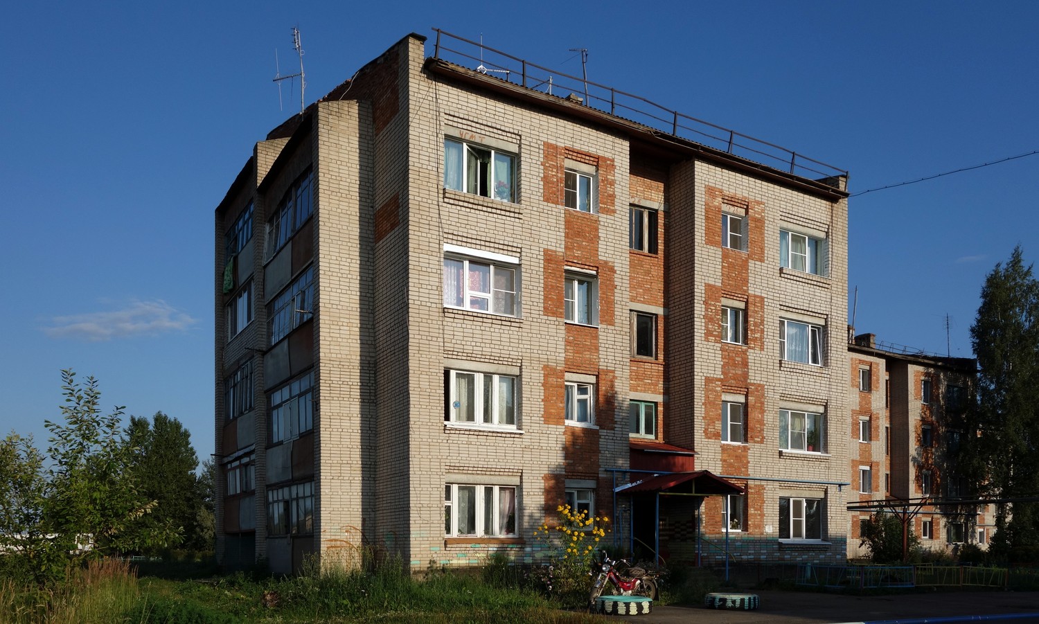 Новгородский район, прочие н.п., дер. Лесная, Площадь Мира, 2