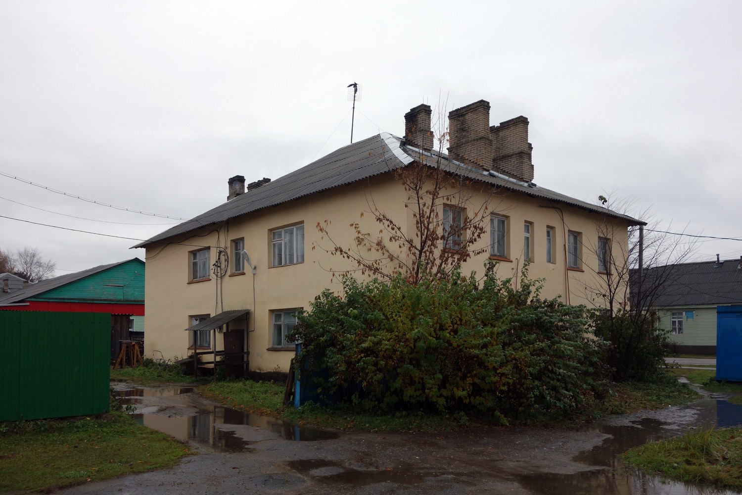 Холм, Октябрьская улица, 48 / Советская улица, 2Б