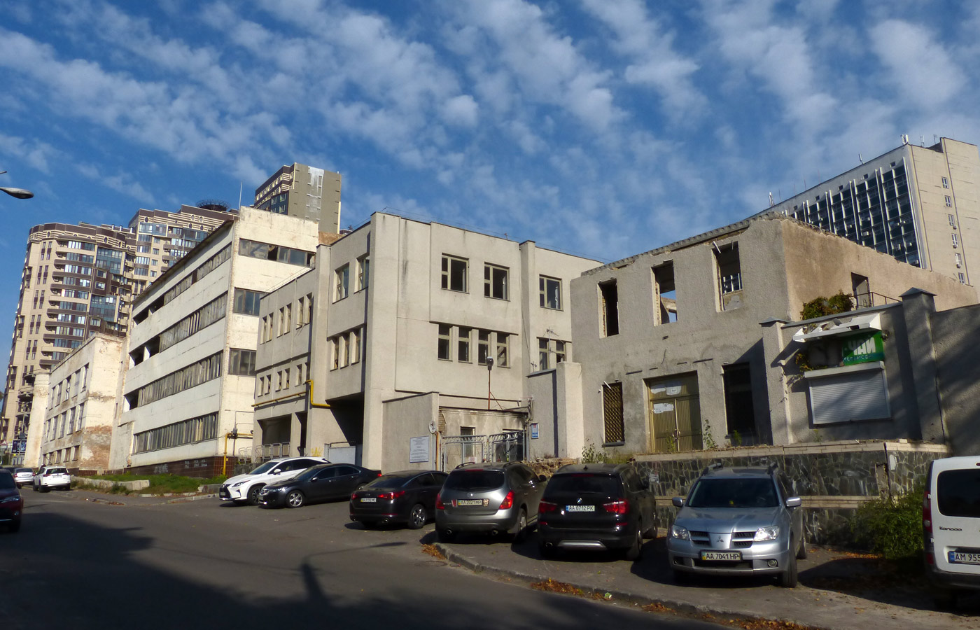 Киев, Улица Анри Барбюса, 39 / Улица Иоанна Павла II, 2; Улица Анри Барбюса, 39 / Улица Иоанна Павла II, 2