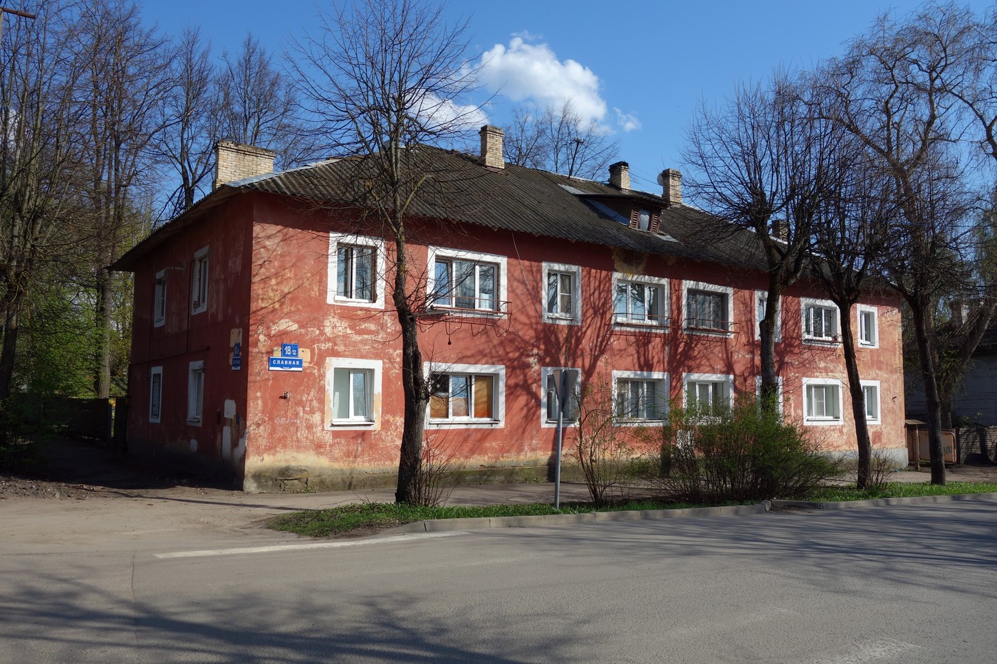 Великий Новгород, Славная улица, 18 / Нутная улица, 12