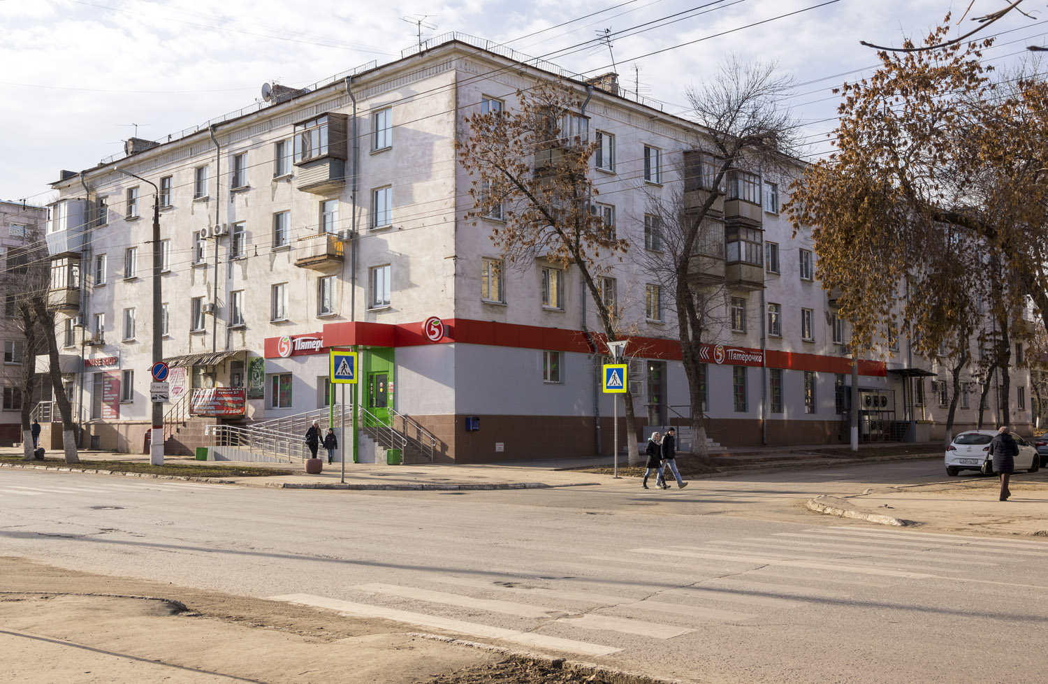 Novokuybyshevsk, Улица Кадомцева, 8 / Улица Миронова, 16