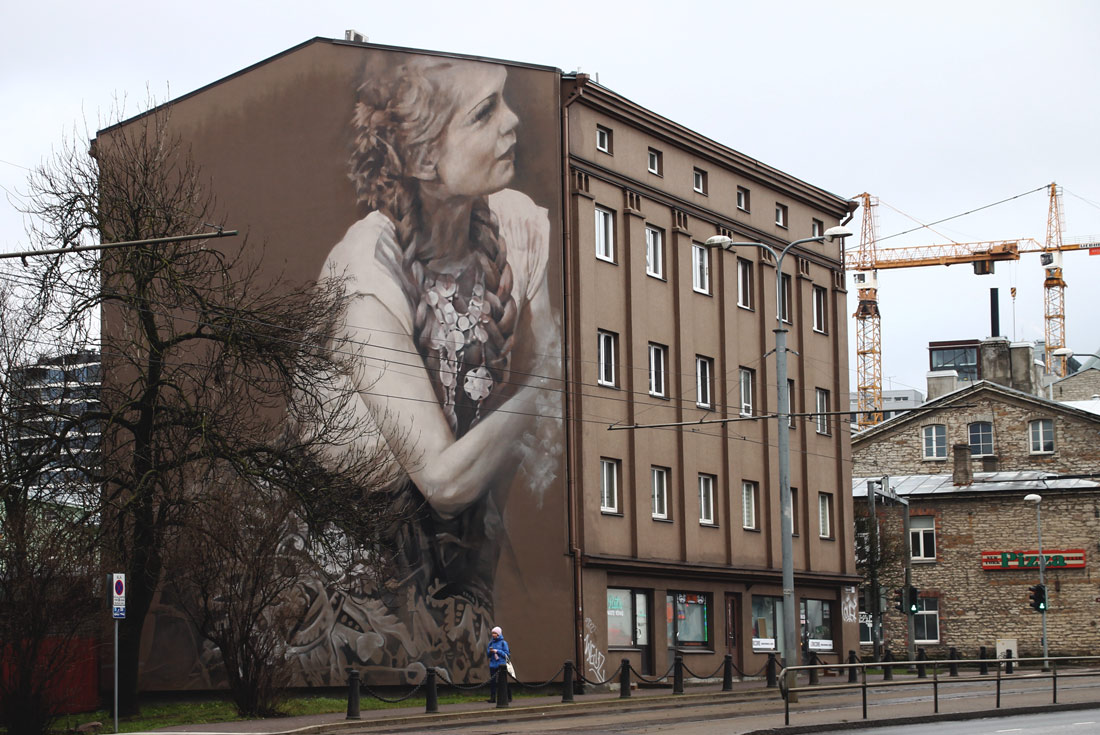 Таллин, Tartu maantee, 71. Монументальное искусство (мозаики, росписи, барельефы, сграфито)