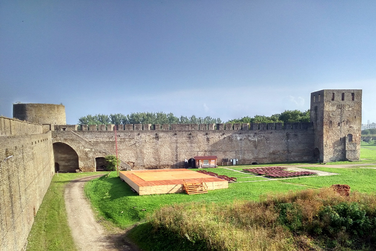 Ивангород, Кингисеппское шоссе, 6/1 Длинношеяя башня; Кингисеппское шоссе, 6/1 Набатная башня