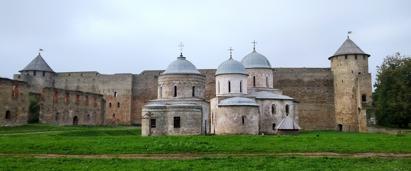 Ивангород, Кингисеппское шоссе, 6/1 Успенский собор; Кингисеппское шоссе, 6/1 Никольская церковь