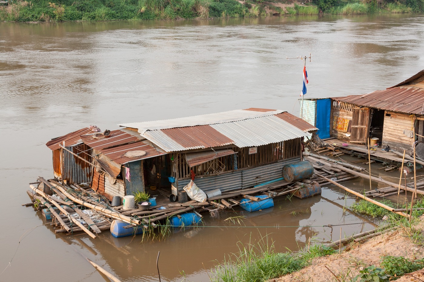 Пхитсанулок, Floating house, 100/2