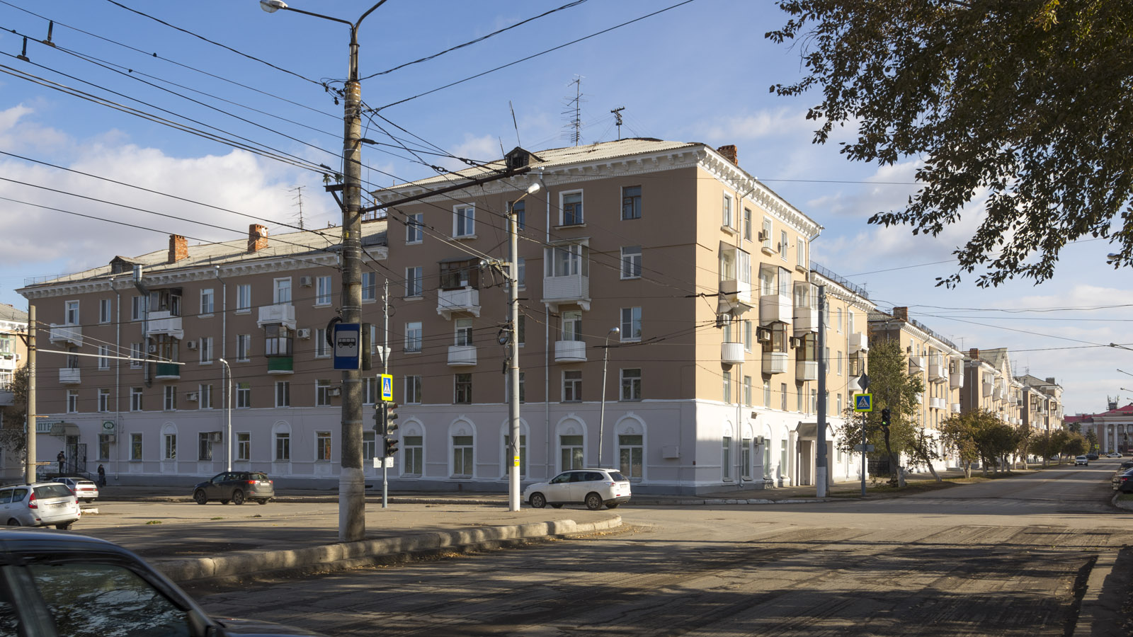 Новокуйбышевск, Улица 50-летия НПЗ, 1 / Улица Суворова, 45
