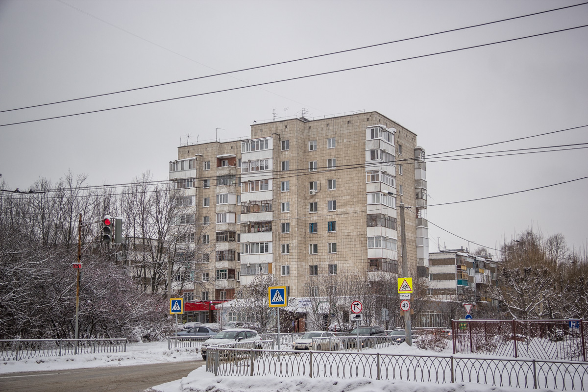 Казань, Улица Хусаина Мавлютова, 8 / Улица Братьев Касимовых, 20