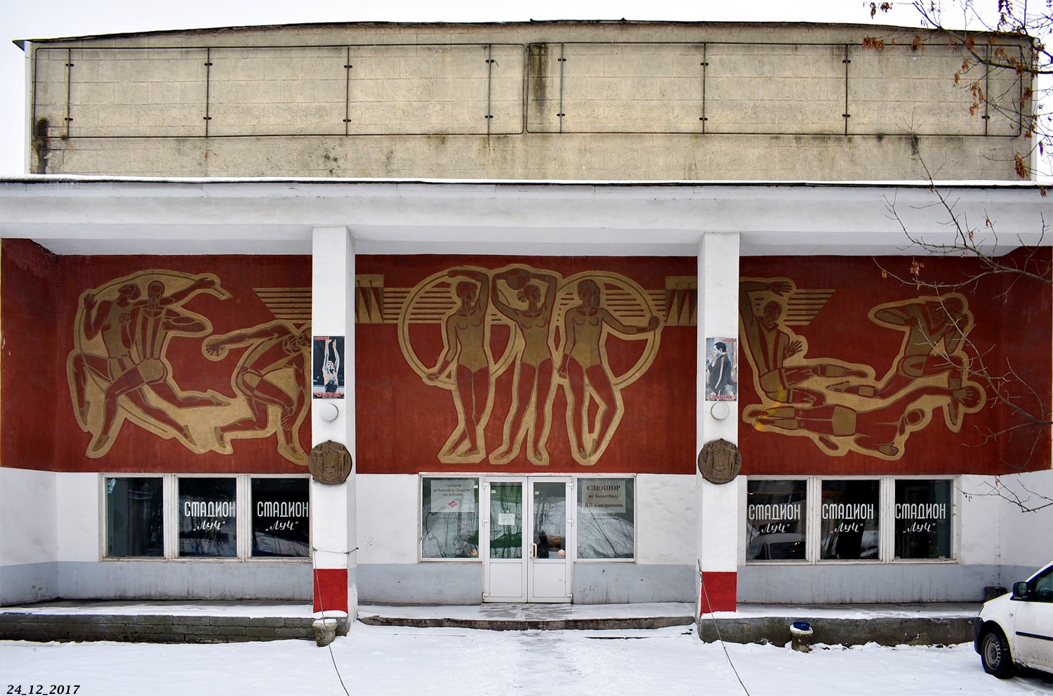 Санкт-Петербург, Набережная Чёрной речки, 3. Монументальное искусство (мозаики, росписи, барельефы, сграфито)