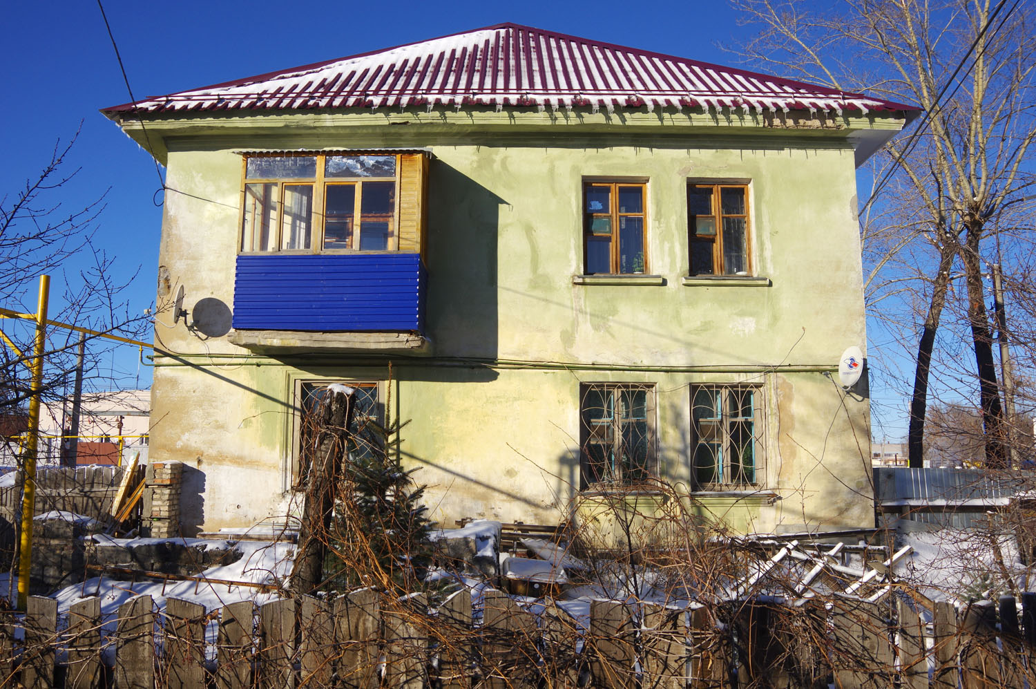 Novokuybyshevsk, Улица Горького, 2 / Улица Суворова, 27