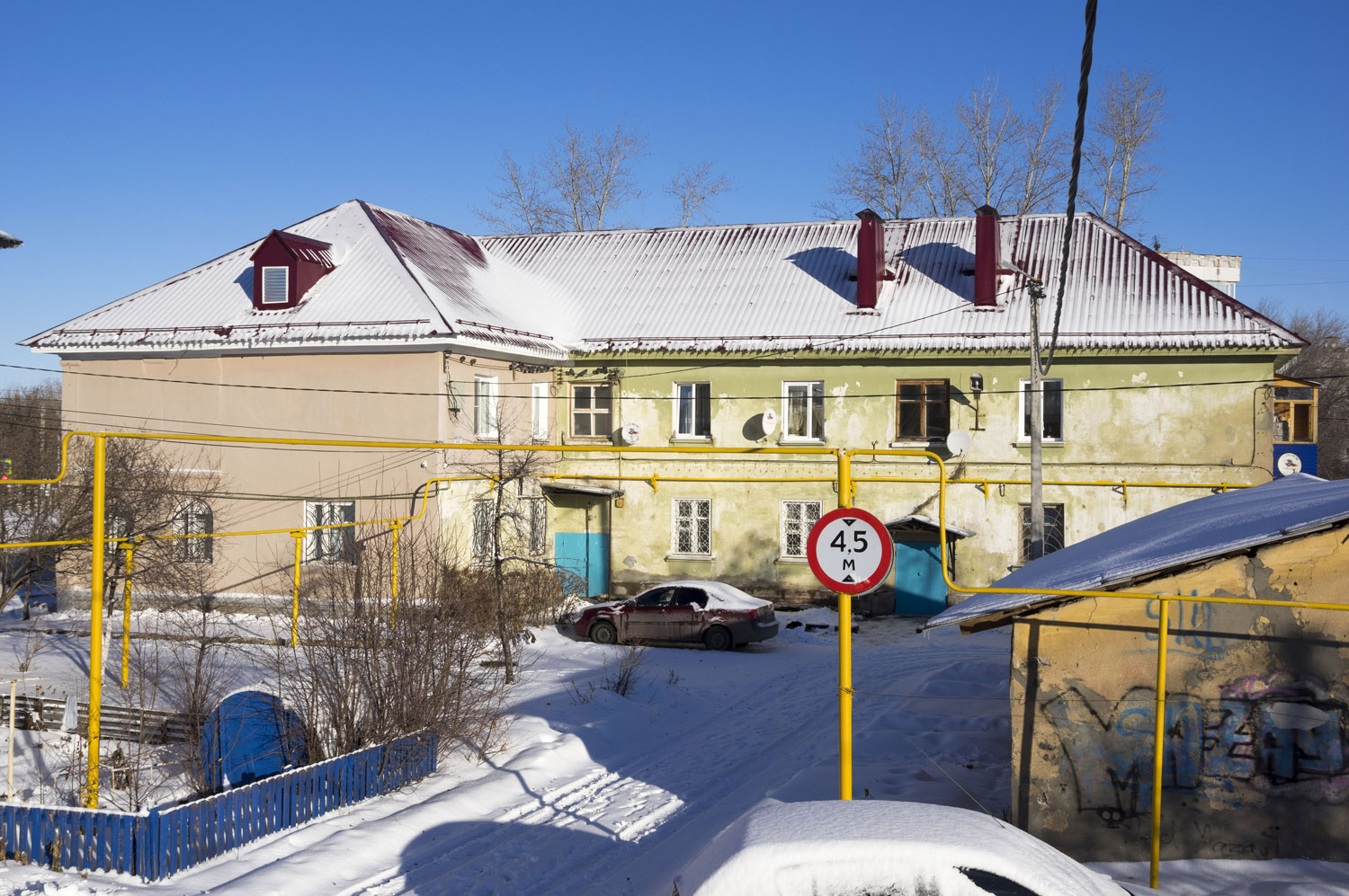 Новокуйбышевск, Улица Горького, 2 / Улица Суворова, 27
