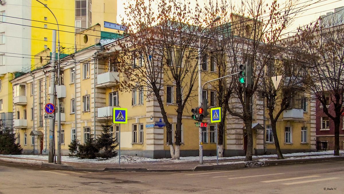 Уфа, Коммунистическая улица, 36 / Улица Аксакова, 61