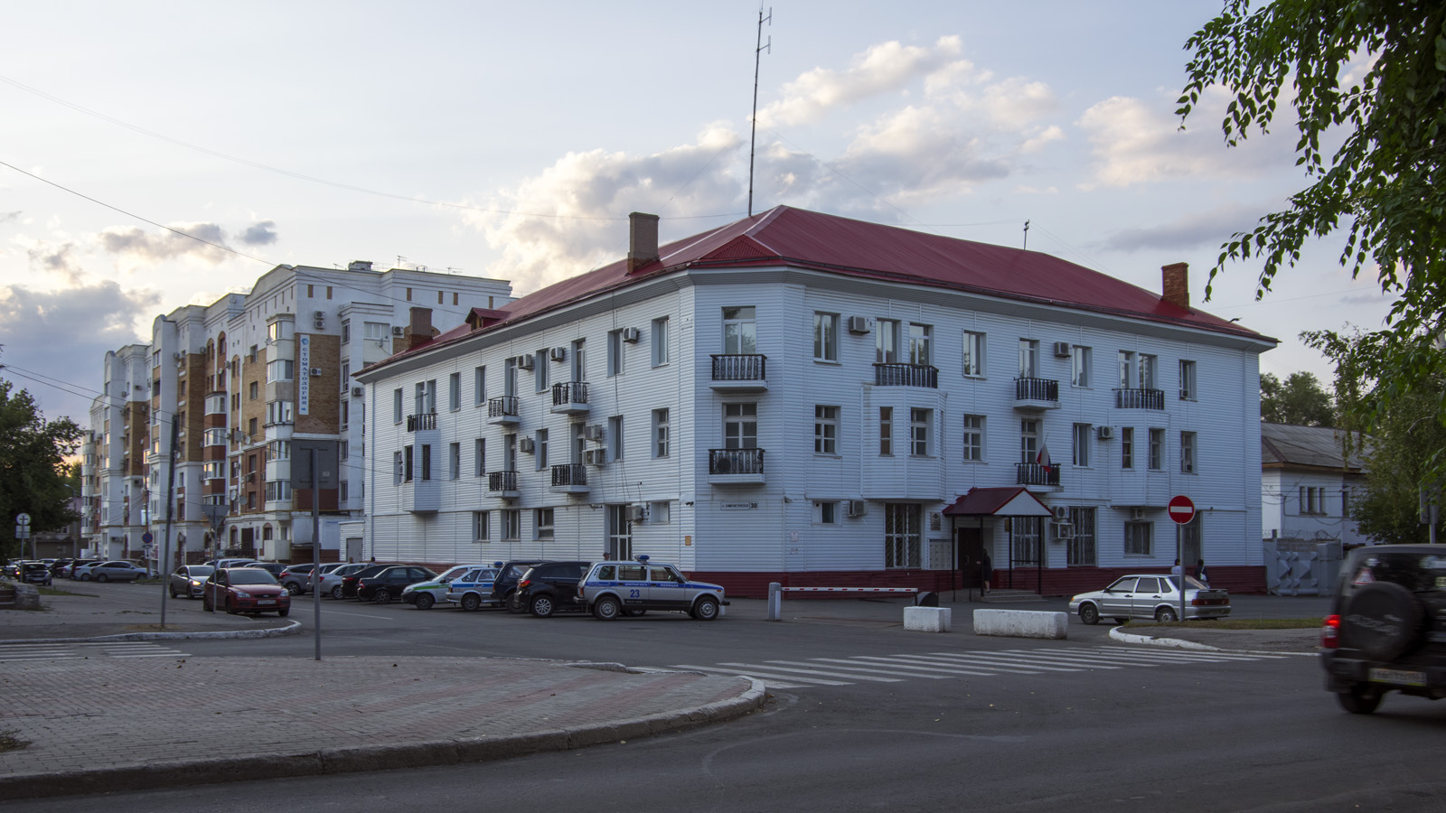 Новокуйбышевск, Коммунистическая улица, 30 / Советская улица, 9