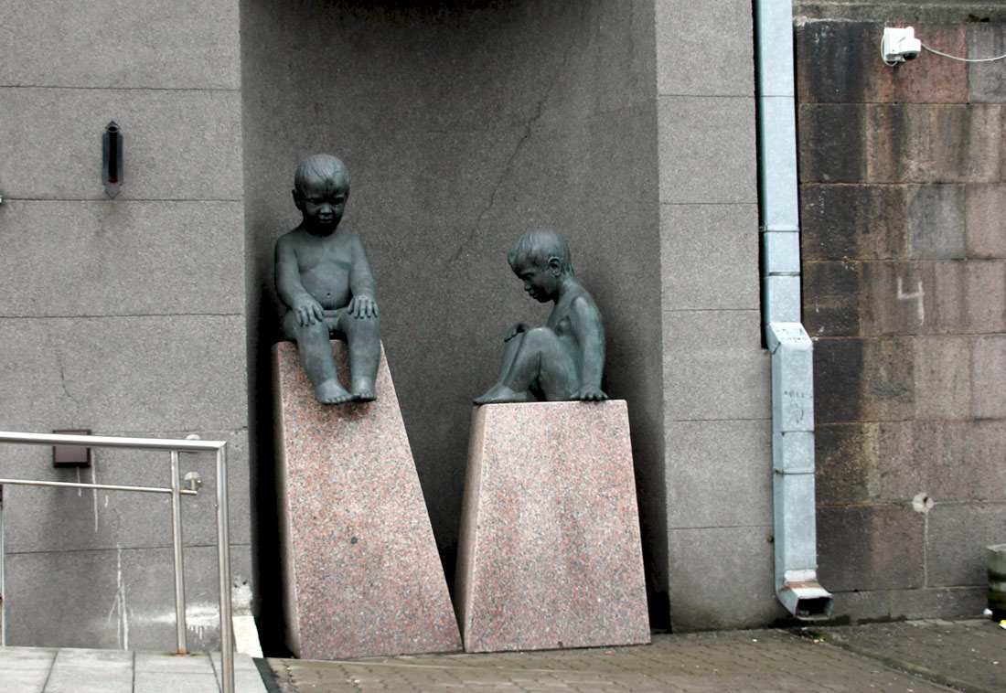 Таллин, Toompuiestee, 4b. Монументальное искусство (мозаики, росписи, барельефы, сграфито)