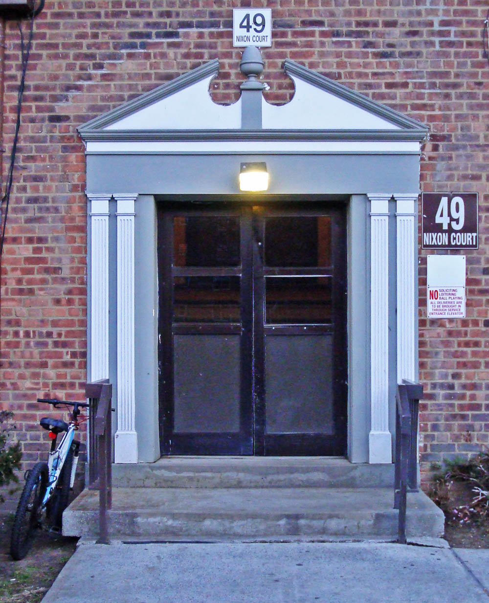 Нью-Йорк, Nixon Court, 49 (Brooklyn)