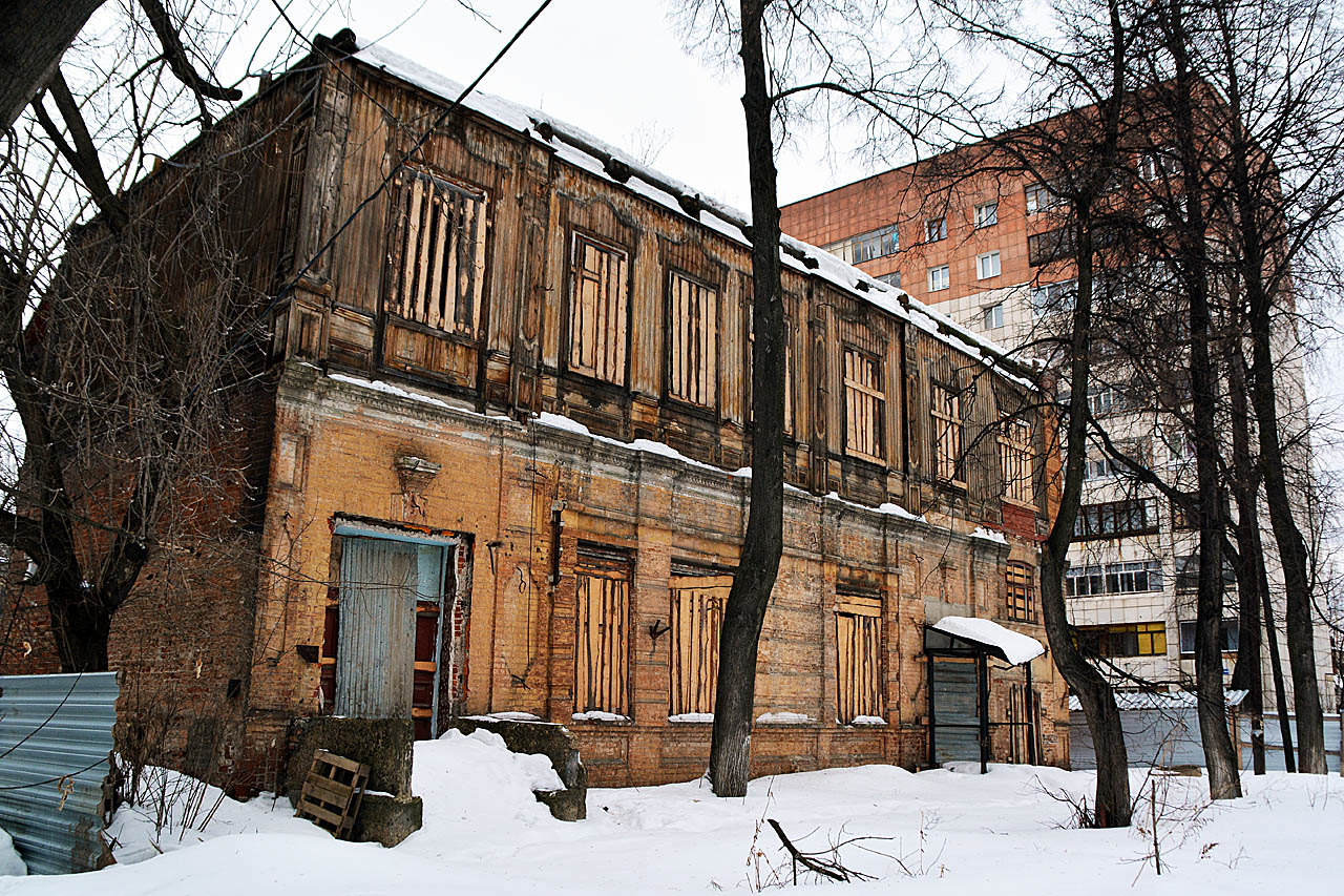 Пермь, Улица Александра Матросова, 13; Монастырская улица, 101