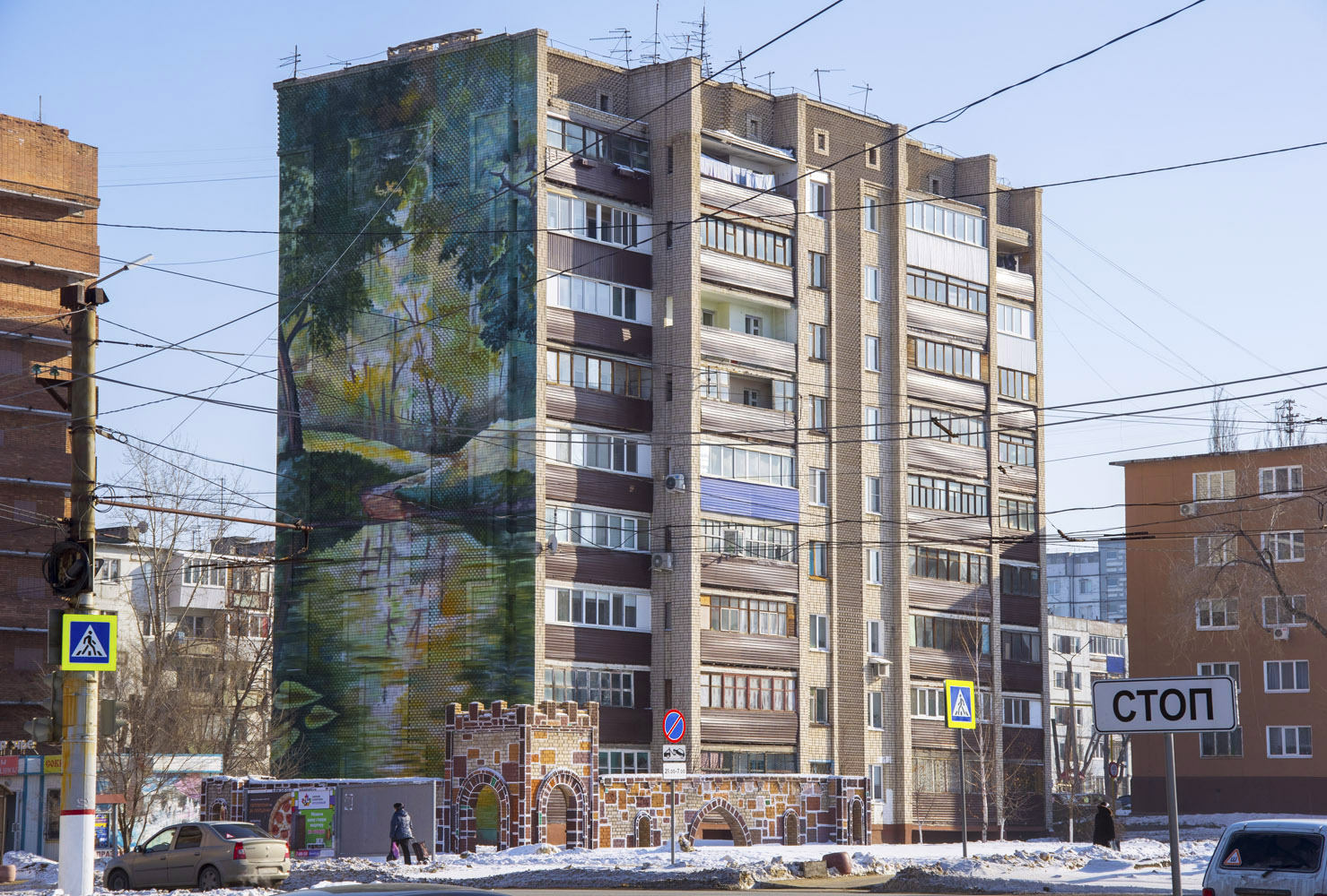 Новокуйбышевск, Улица Суворова, 11. Монументальное искусство (мозаики, росписи, барельефы, сграфито)