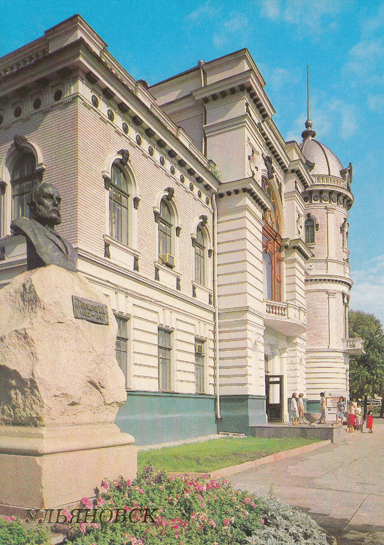 Ульяновск, Бульвар Новый Венец, 3 / Переулок Карамзина, 4