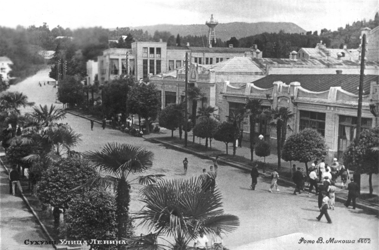 Сухум, Проспект Леона, 8; Проспект Леона, 10; Проспект Леона, 12 / Улица Лакоба