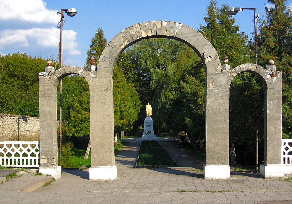 Олеско, Улица Ивана Франко, 1*