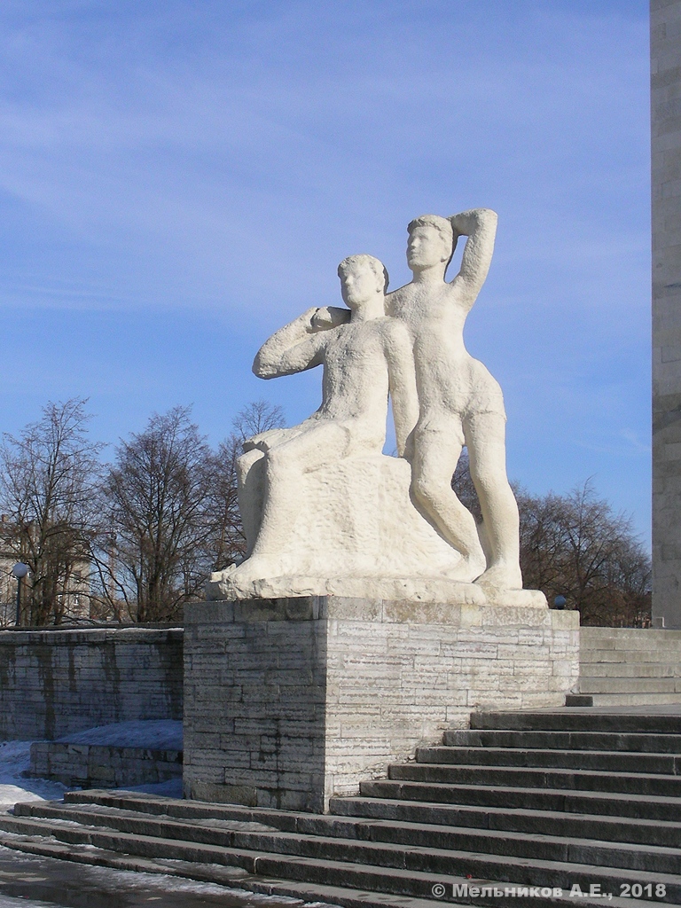 Санкт-Петербург, Пионерская площадь, 1. Монументальное искусство (мозаики, росписи, барельефы, сграфито)