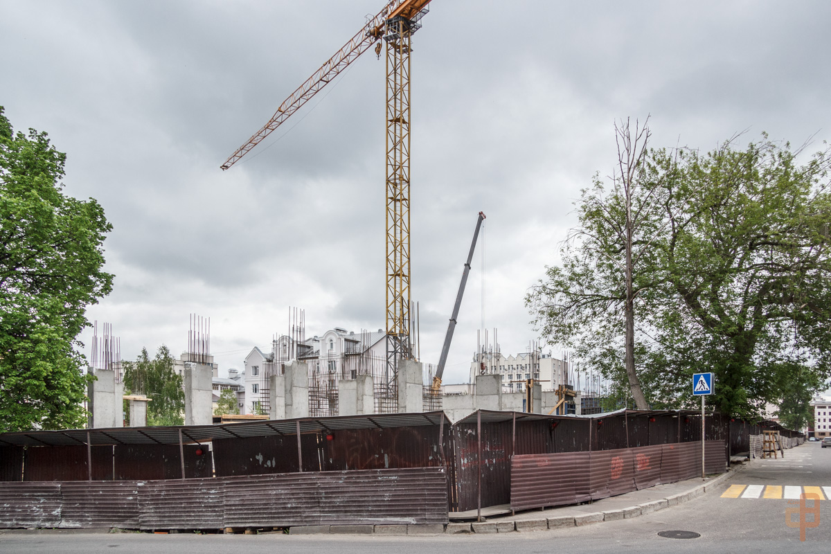 Казань, Улица Николая Столбова, 1 / Улица Галиаскара Камала, 3