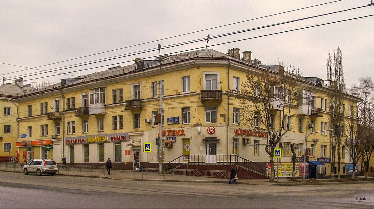 Уфа, Айская улица, 68 / Революционная улица, 189