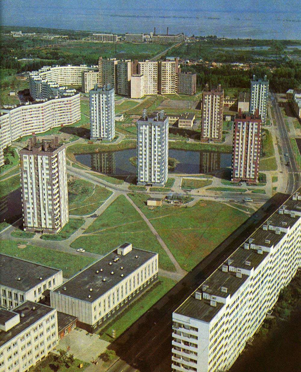 Санкт-Петербург, Улица Пионерстроя, 21 корп. 2; Улица Пионерстроя, 17 корп. 2; Улица Пионерстроя, 17 корп. 1; Улица Пионерстроя, 19 корп. 2; Улица Пионерстроя, 15 корп. 3; Улица Пионерстроя, 15 корп. 2; Улица Пионерстроя, 15 корп. 1; Улица Пионерстроя, 7 корп. 3; Улица Пионерстроя, 7 корп. 2; Улица Пионерстроя, 7 корп. 1; Улица Пионерстроя, 11; Улица Пионерстроя, 10. Санкт-Петербург — Панорамы. Садово-парковая архитектура