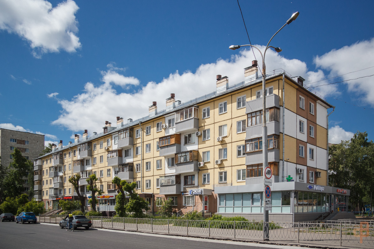 Казань, Улица Восстания, 1 / Улица Короленко, 79