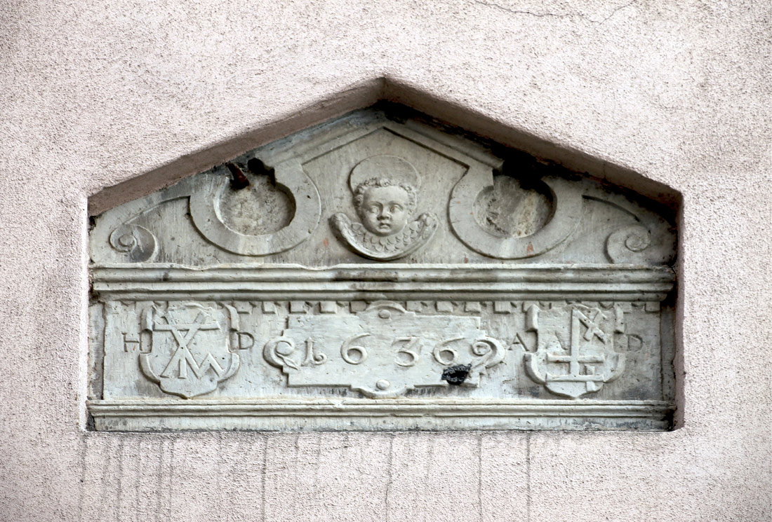 Таллин, Mündi, 2 / Raekoja plats, 10 / Saiakang, 1. Монументальное искусство (мозаики, росписи, барельефы, сграфито)